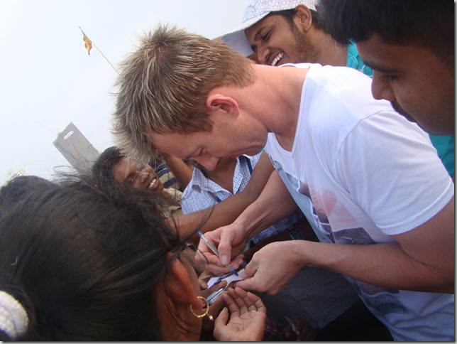 Brett-Lee-giving-Autographs